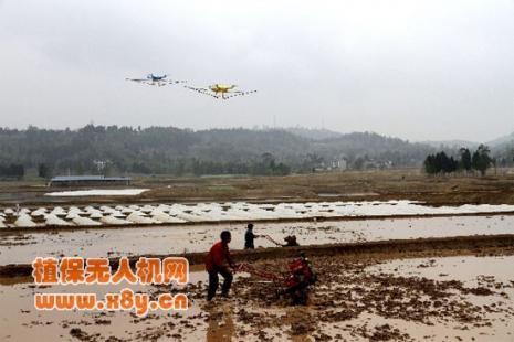 渠县：无人航空飞行器喷洒农药