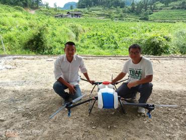 90后小伙合伙购买植保无人机 每分钟可喷洒农药一亩地