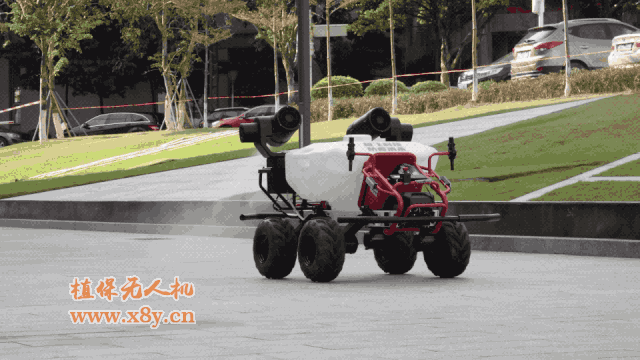 无人车在人行道路进行侧扫喷洒